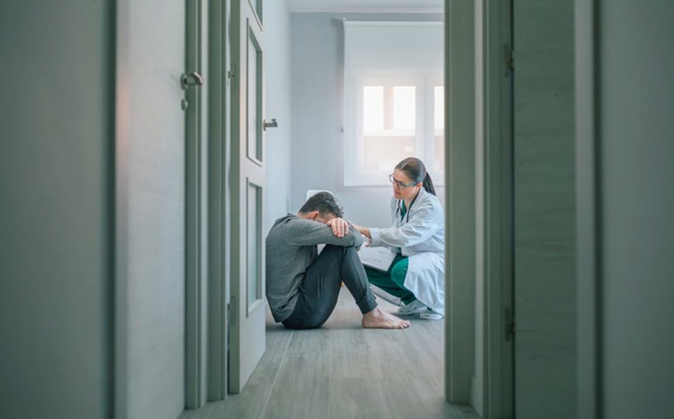 Archivo - Médico de Atención Primaria ayuda a una persona con riesgo de suicidio