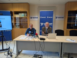El l delegado de Aemet en la Comunitat Valenciana, Jorge Tamayo, y el jefe de climatología de la delegación, José Ángel Núñez, en la rueda de prensa de resumen climático del año