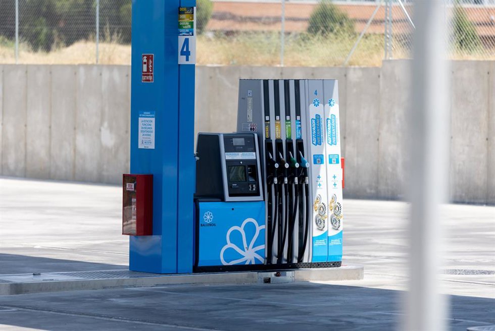 Archivo - Una gasolinera
