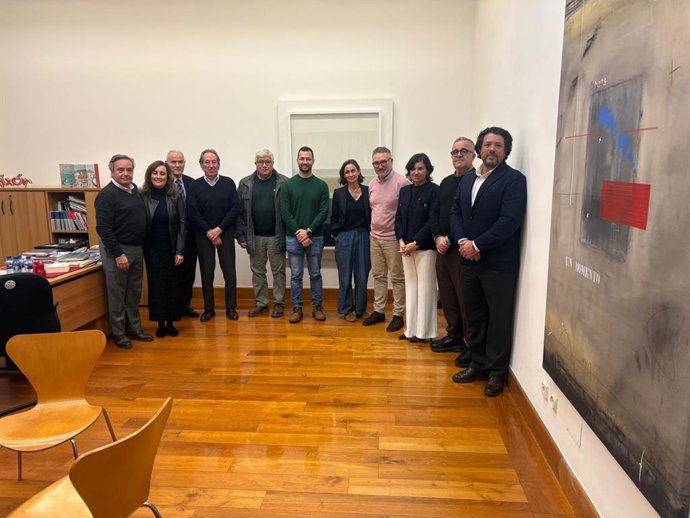 Reunión de representantes del legado de Nicanor Piñole y representantes del Ayuntamiento de Gijón.