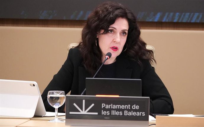 La consellera de Familias, Bienestar Social y Atención a la Dependencia, Sandra Fernández, durante su comparecencia en el Parlament este jueves.