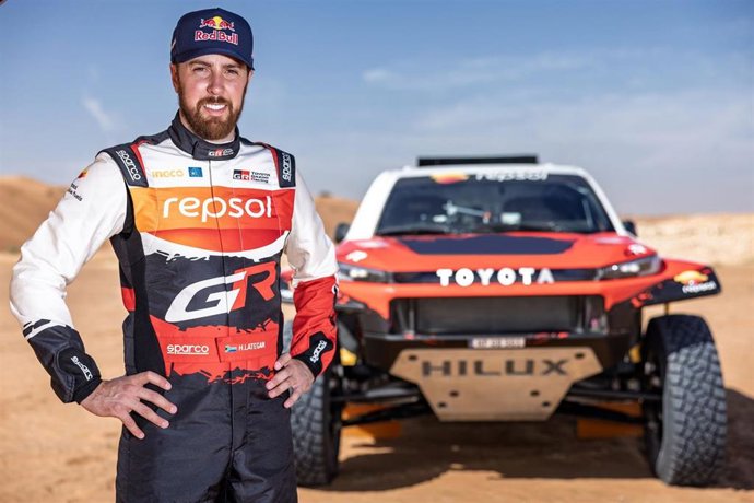 El piloto sudafricano Henk Lategan posa junto a su Toyota Hilux para el Rally Dakar 2026
