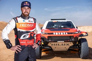 El piloto sudafricano Henk Lategan posa junto a su Toyota Hilux para el Rally Dakar 2026