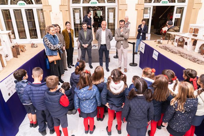 Alumnos del Altaduna-Saladares visitan el belén de la Diputación de Almería.