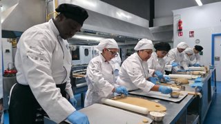 Miembros de la Escuela Municipal de Hostelería Murcia Emplea elaboran los dulces