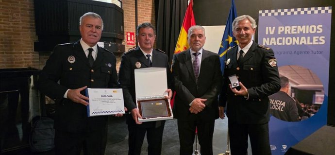 Agentes de la Policía Local reciben el Premio Nacional a las buenas prácticas del Programa Agente Tutor.
