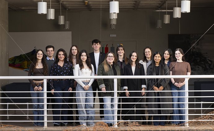 De izda. A dcha.: María Sánchez Francés, Luis Martínez Gómiz, Claudia Cruz, María Molina, Julia Guinea, Jon Nuin, María Virto, Laura Pascual, Blanca Jurado Fernández, Ines Asan Barut, Ainhoa Pérez, André Alfaro y Natalia Lusarreta.