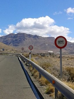 Archivo - Limitación del  tráfico en la carretera de La Aldea