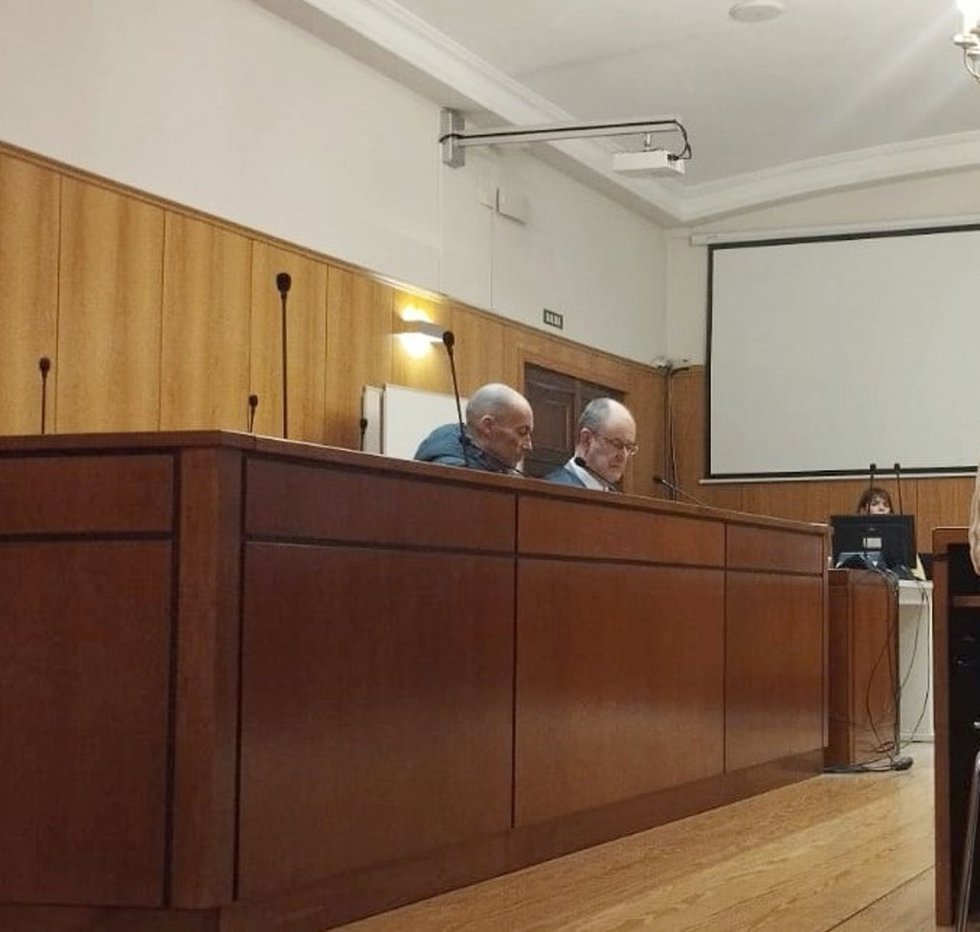 El presunto incendiario y su letrado defensor, durante el juicio celebrado en la Audiencia de Valladolid
