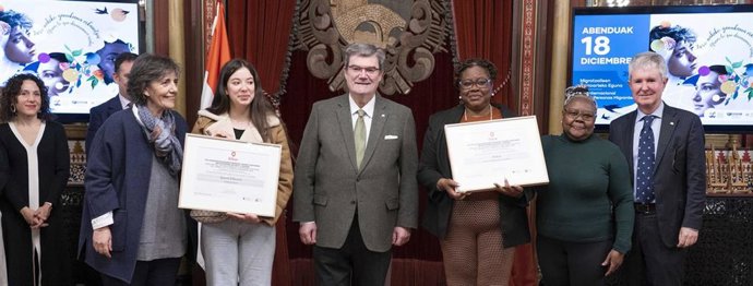El alcalde de Bilbao, Juan Mari Aburto, entre los galardones a la Asociación MULISOL y Fundación Ellacuría