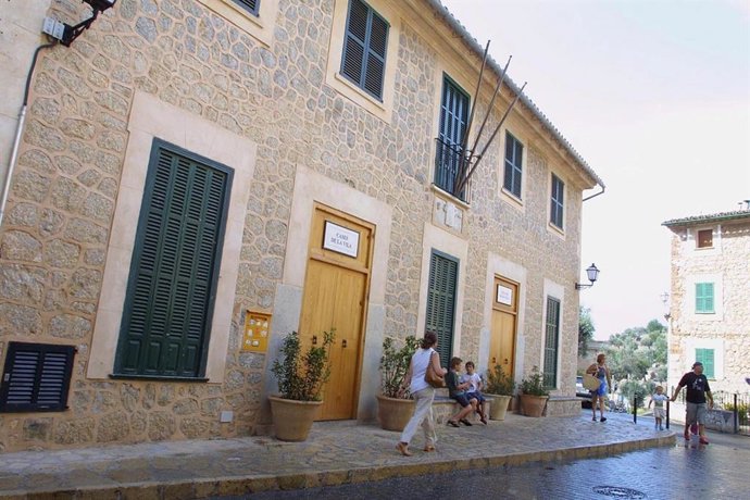 Fachada del Ayuntamiento de Deià.