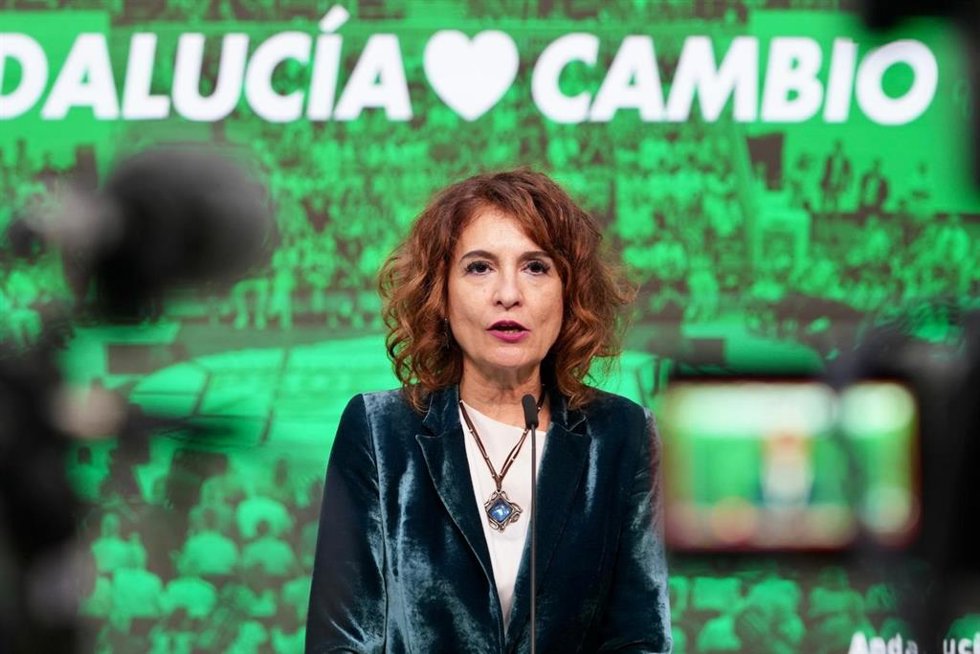 La secretaria general del PSOE-A, María Jesús Montero, atiende a los medios antes de una reunión de la Comisión Ejecutiva Regional en la sede del partido en Sevilla.