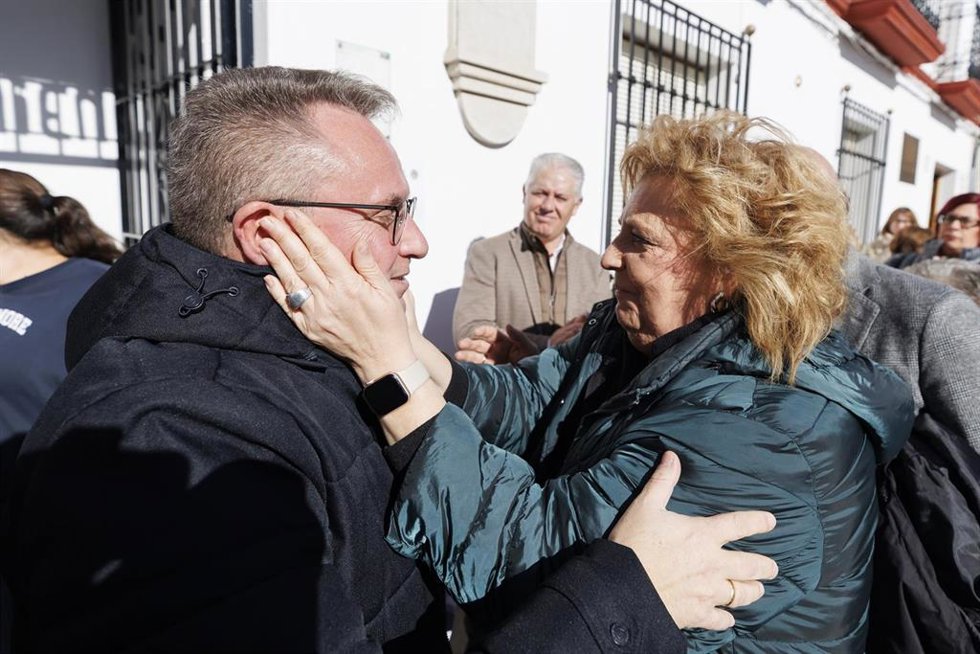 El ya exalcalde de Pinos Puente (Granada), el socialista Enrique Medina, recibe el apoyo de la portavoz del PSOE en la Diputación, Fátima Gómez, en presencia del diputado provincial socialista José María Villegas, al fondo en el centro en la imagen