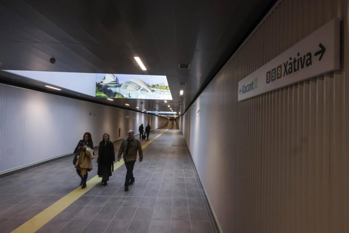 Imatge del pas per als vianants obert entre les estacions d'Alacant i Xàtiva de Metrovalencia en la capital valenciana.