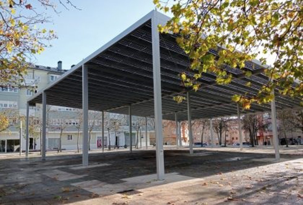 El Ayuntamiento de Vitoria-Gasteiz pone en funcionamiento la nueva pérgola fotovoltaica en la Plaza Mayor de Abetxuko.