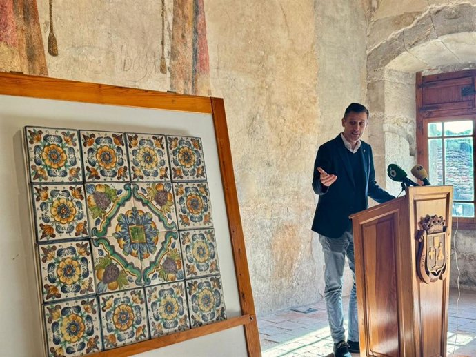 La Diputación de Castellón restaura el panel cerámico del Palau dels Valterra en Càlig