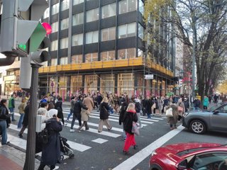 Ciudadanos pasean por Bilbao