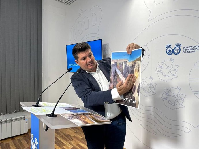 El diputado provincial de La Izquierda de Huelva, Marcos Toti, este jueves en rueda de prensa.