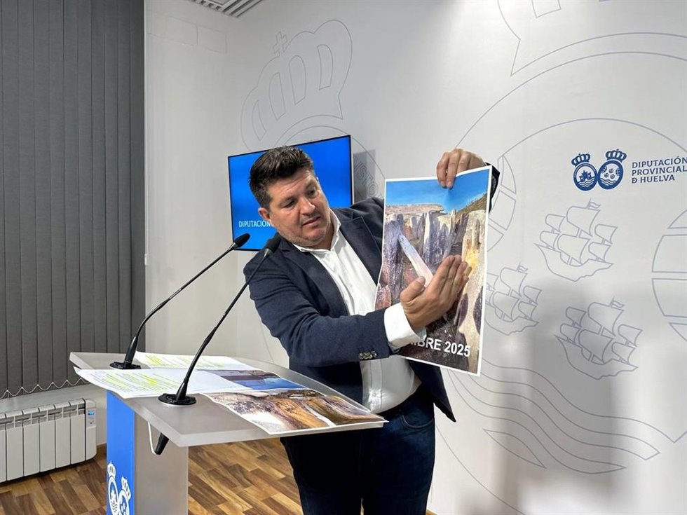 El diputado provincial de La Izquierda de Huelva, Marcos Toti, este jueves en rueda de prensa.