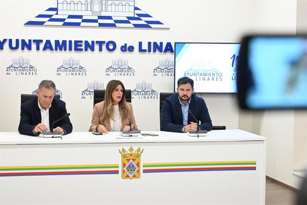 La alcaldesa de Linares, Auxi del Olmo (c), en la comparecencia sobre el estadio de Linarejos.