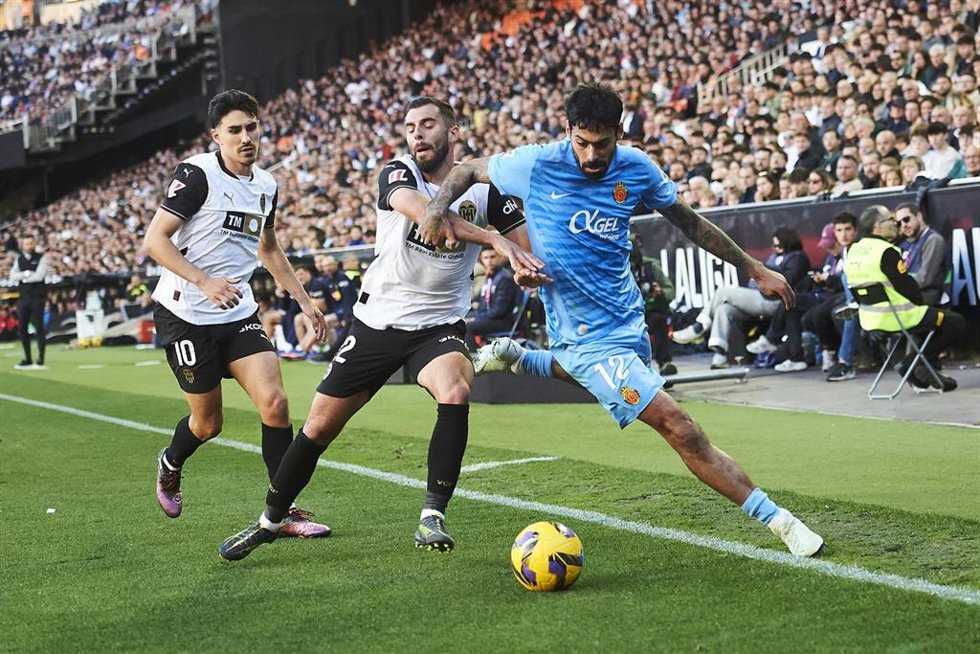Archivo - El jugador del RCD Mallorca Samú Costa lucha por un balón ante el jugador del Valencia CF Luis Rioja.