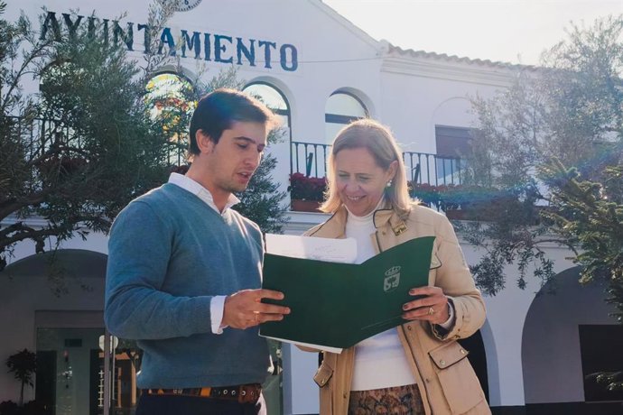 La alcaldesa de Bormujos, con los presupuestos de la localidad para 2026, a las puertas del Consistorio.