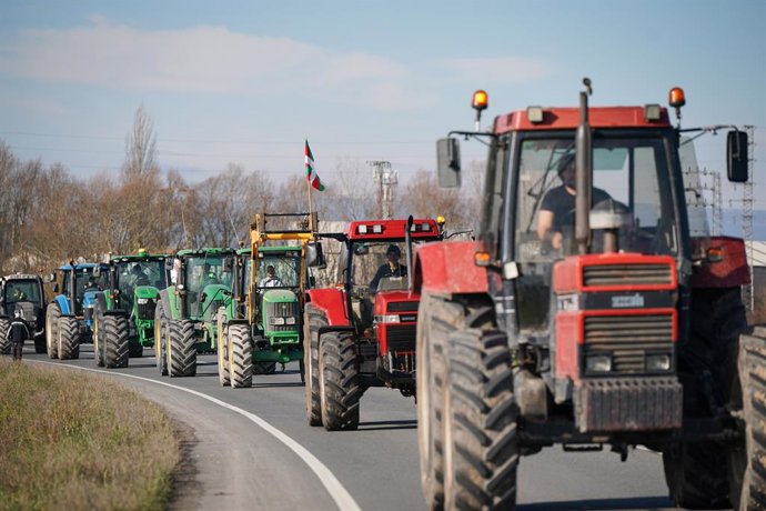 Archivo - Ganaderos y agricultores realizan una protesta con tractores por la situación del sector, a 10 de febrero de 2025, en Vitoria, País Vasco (España). Convocados por la Asociación Treviño y Álava por el Campo (Ataca), los agricultores han regresan 