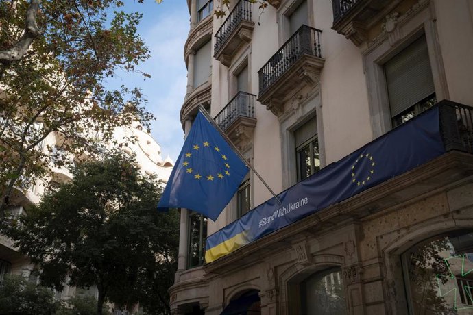 Archivo - Exterior de la Oficina del Parlamento Europeo de Barcelona, con una bandera de apoyo al pueblo ucraniano, en Paseo de Gràcia de Barcelona.