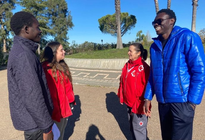 Archivo - Migrantes con voluntarios de Cruz Roja en una imagen de archivo.