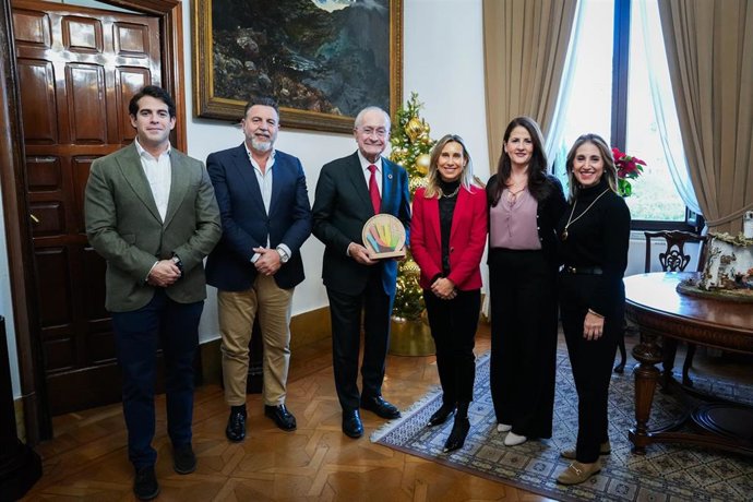 El alcalde de Málaga, Francisco de la Torre, junto con la concejala delegada de Educación, María Paz Flores, y las presidencias de las cuatro mesas de trabajo desde los ámbitos educativo, comunitario, tecnológico-digital y de hábitos saludables.