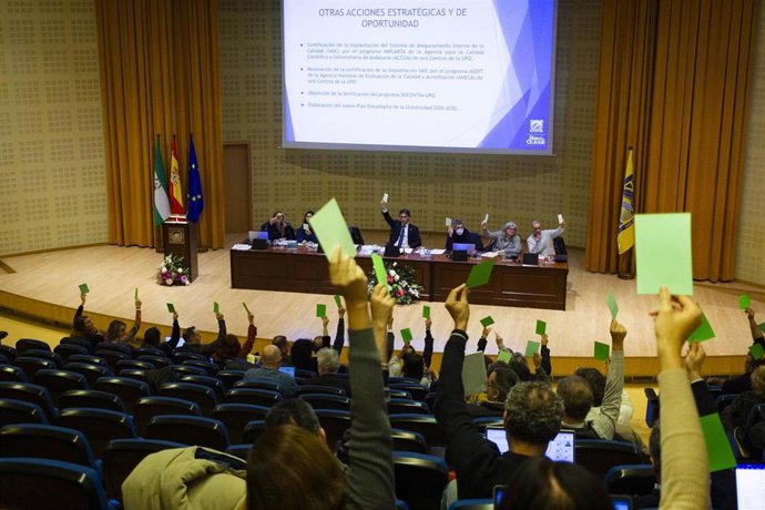 Claustro de la UPO celebrado este 18 de diciembre, en el que se ha aprobado la gestión del rector, Francisco Oliva.