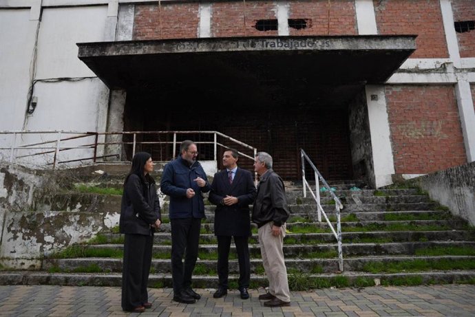 El delegado de la Junta en Córdoba, Adolfo Molina; el alcalde, José María Bellido; la delegada territorial de Empleo de la Junta, María Dolores Gálvez, y el presidente del Consejo de Distrito, Juan Moreno, ante la sede de UGT de la Calle Marbella.