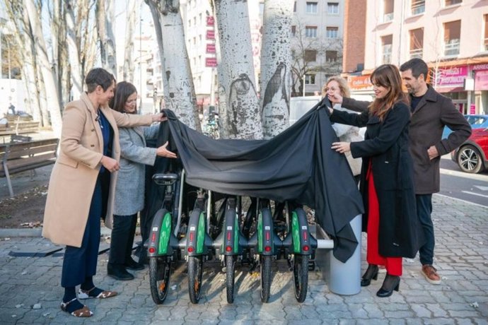 Vitoria pone en marcha MugiBIKE, el nuevo servicio municipal de préstamo de bicicletas eléctricas.