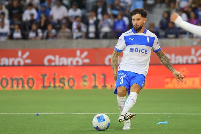 Futbol, Universidad Catolica vs Union La Calera Fecha 30, Liga de primera 2025. El jugador de Universidad Catolica Eugenio Mena es fotografiado durante un partido de la liga de primera contra Union La Calera disputado en el estadio Claro Arena de