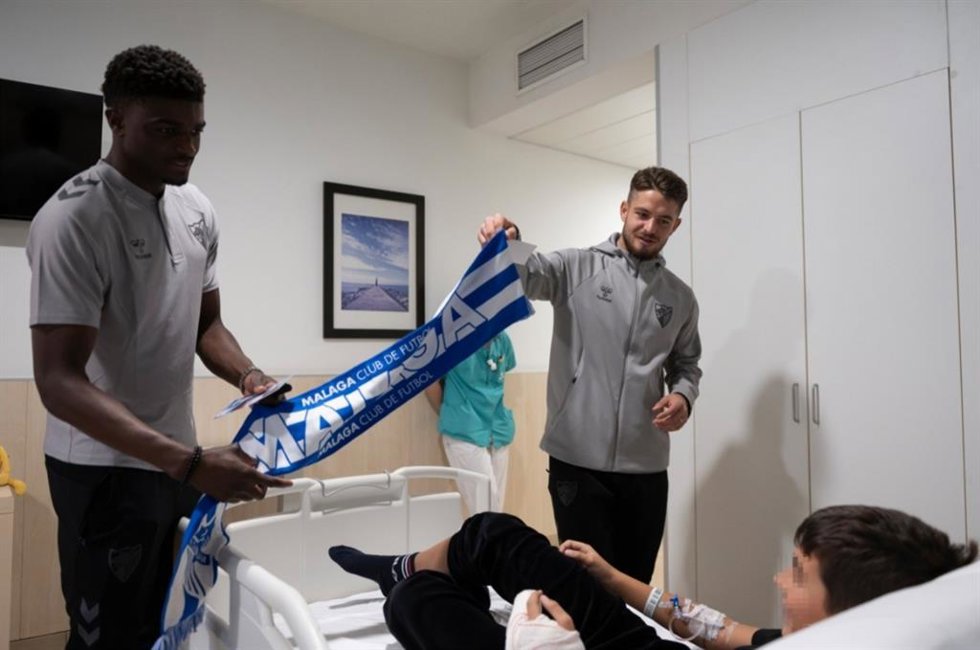 Los jugadores del Málaga CF visitan a los pacientes del Hospital Quirónsalud Málaga por Navidad