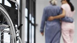 Archivo - Ayuda a la dependencia en Andalucía. Imagen de archivo.