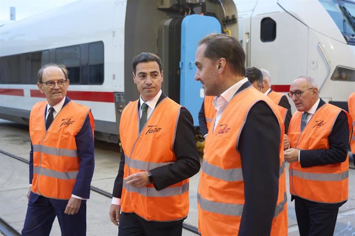 El lehendakari, Imanol Pradales (c) durante su visita a las instalaciones de la empresa Talgo, a 18 de diciembre de 2025, en Rivabellosa, Álava, País Vasco (España).