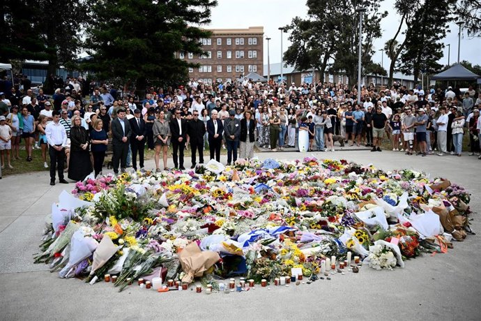 Un grupo de personas deja ofrendas florales en recuerdo de las víctimas del ataque contra una fiesta judía en la playa de Bondi, en Sídney, Australia (archivo)