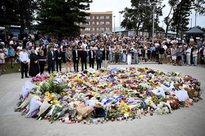 15 December 2025, Australia, Sydney: People lay flowers for the victims of the mass shooting at Bondi Beach, where gunmen opened fire and killed 15 people in an attack designed to target the Jewish community. Photo: Bianca De Marchi/AAP/dpa