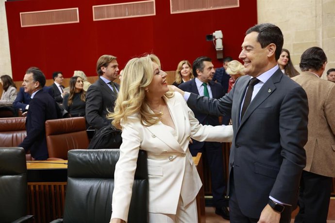 El presidente de la Junta de Andalucía, Juanma Moreno, junto a la consejera de Economía, Hacienda, Fondos Europeos y Diálogo Social, Carolina España.