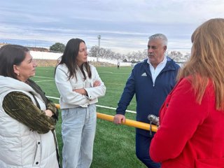 La consejera de Inclusión Social, Juventud, Familias e Igualdad, Loles López, durante su visita al campo de fútbol del 'Nuevo Alkaly' en Valverde del Camino (Huelva).