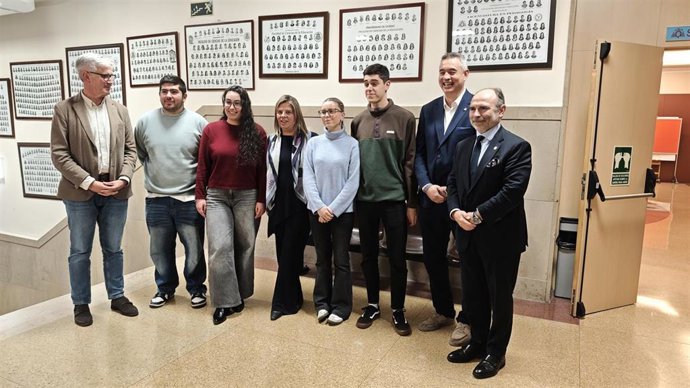 Marcos Niño, Director General De Reto Demográfico; Los Alumnos Diego Garrido Y Lucía Monteserín; Gimena Llamedo, Vicepresidenta Del Principado; Los Alumnos Aída Menéndez Y Marcos García; Y Celestino Rodríguez, Decano De Formación Del Profesorado.