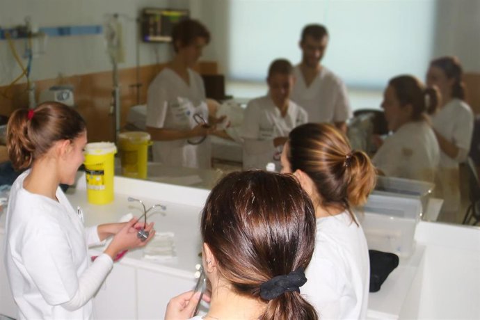 Archivo - Estudiantes de enfermería de la UIB.