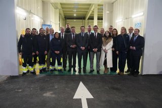 El presidente de la Junta de Andalucía, Juanma Moreno, durante su visita  a la ITV de Lepe (Huelva).