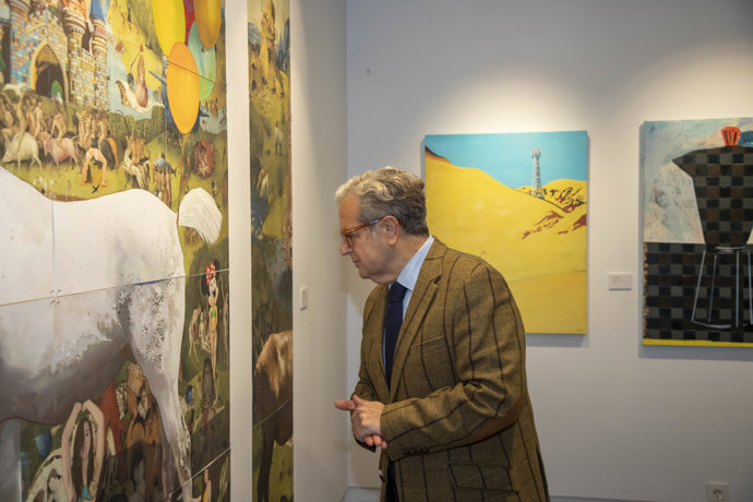 Salvador Fuentes contempla una de las obras de la exposición 'Arde el día'