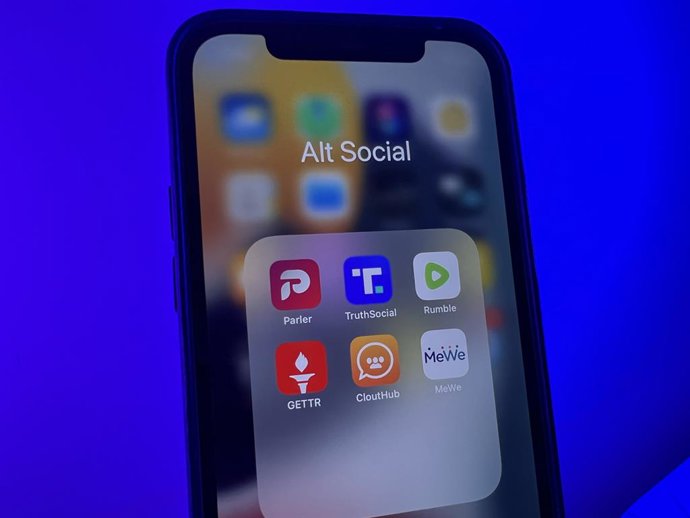 Archivo - FILED - 21 de fevereiro de 2022, EUA, Nova York: Os aplicativos Paler, Truth Social, Rumble, Gettr, CloutHub e MeWe em um iPhone 12. Foto: Christoph Dernbach/dpa