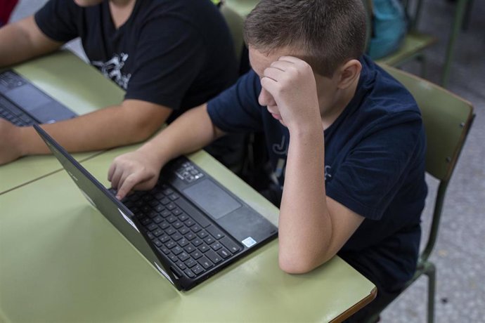 Archivo - Varios niños usan portátiles en el CEIP El Grau con motivo del inicio del curso escolar, a 12 de septiembre de 2022, en Valencia, Comunidad Valenciana (España). 