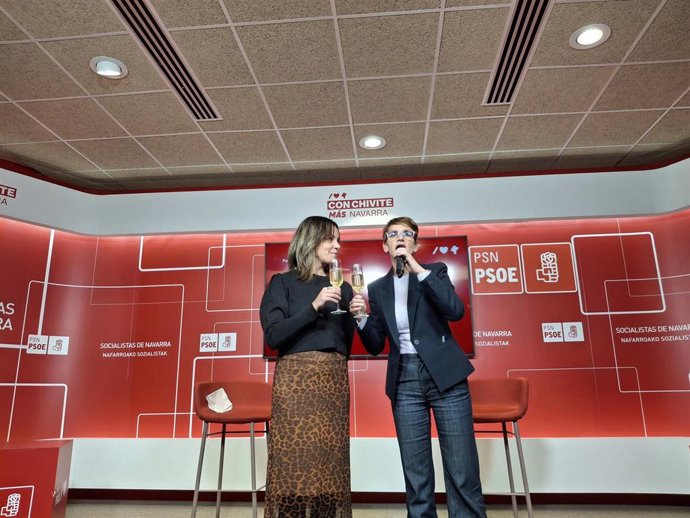 Marina Curiel y María Chivite en el brindis navideño del PSN de Pamplona.