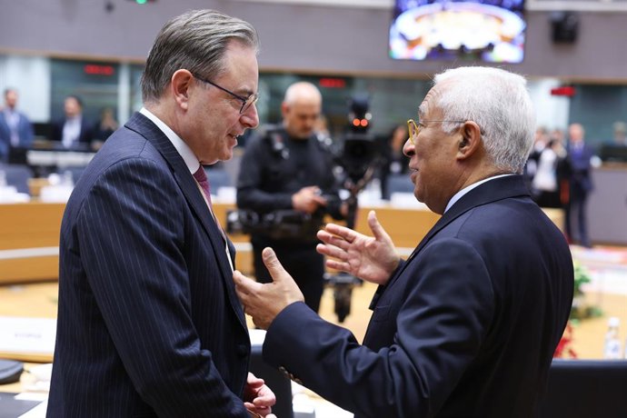 O primeiro-ministro belga Bart De Wever com o presidente do Conselho Europeu, Antonio Costa, no início da cúpula europeia em Bruxelas.