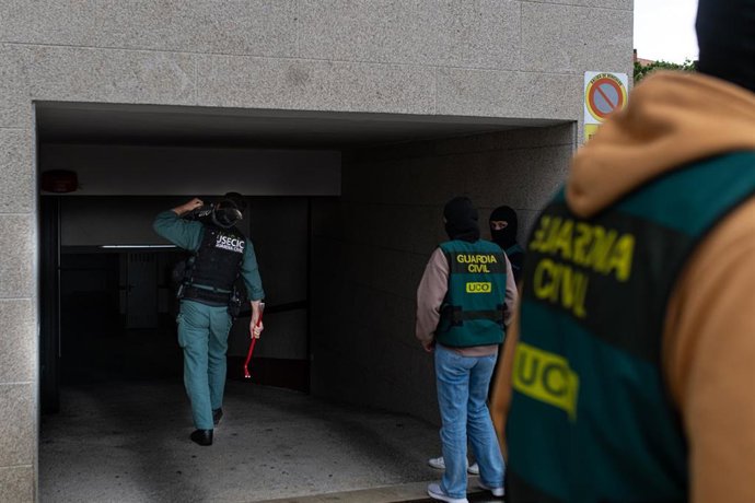 Archivo - Varios agentes de la Guardia Civil, durante un registro en la calle Mimosas, a 30 de abril de 2024, en Barrantes, Ribadumia, Pontevedra, Galicia (España). 